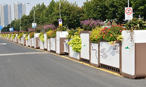 解读人行道隔离护栏国家标准：筑牢出行安全防线，彰显城市治理温度