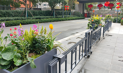 30秒速开应急通道！可伸缩花箱护栏，全场景封神刚需