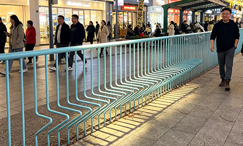 护栏也能成为打卡点：艺术弯管护栏，让街区颜值与秩序双在线